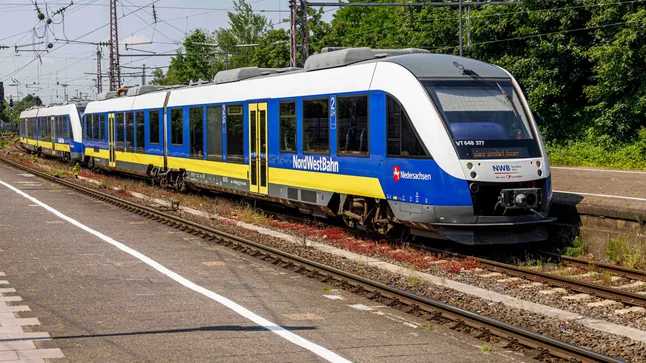 ein-zug-der-nordwestbahn-symbolbild-das-hochwasser-beeintraechtigt-das-streckennetz