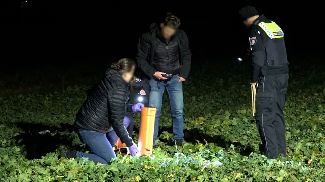 spezialisten-schauen-sich-die-ueberreste-einer-kugelbombe-auf-einem-feld-noerdlich-des-ochsenwerder-elbdeich-an-dort-ist-in-der-silvesternacht-ein-junger-mann-ums-leben-gekommen